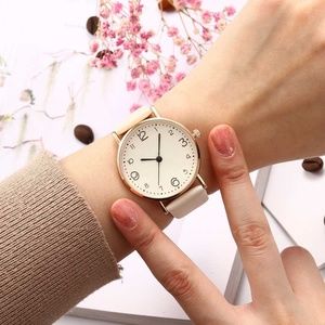 *MELISANDRA* Solid Color Fashion Quartz Watch